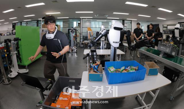 [포토] 정교한 손동작도 따라하는 로봇핸드