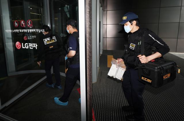 경찰 과학수사대원들이 27일서울 강서구 LG전자 마곡업무센터에서 직원 흉기 피습 사건에 대해 현장 조사를 하고 있다 사진연합뉴스