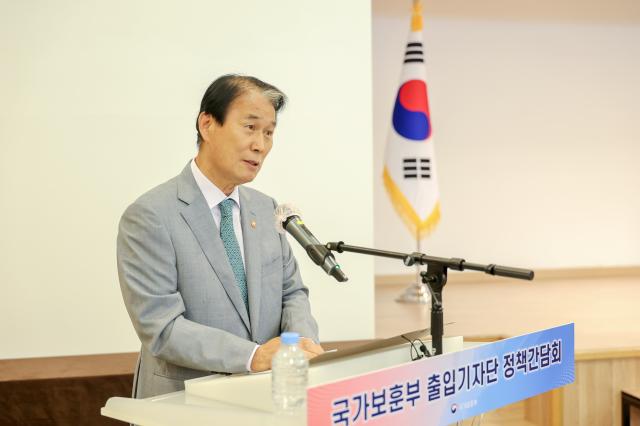 권오을 보훈부 장관은 29일 서울 용산구 국방컨벤션에서 열린 기자간담회에서 발언하고 있다 사진보훈부