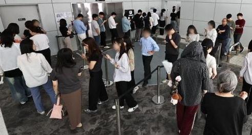 [아주 사설 | 기본·원칙·상식]  첫날 기준 최고 사전투표율, 국민들은 여전히 정치에 희망을 건다