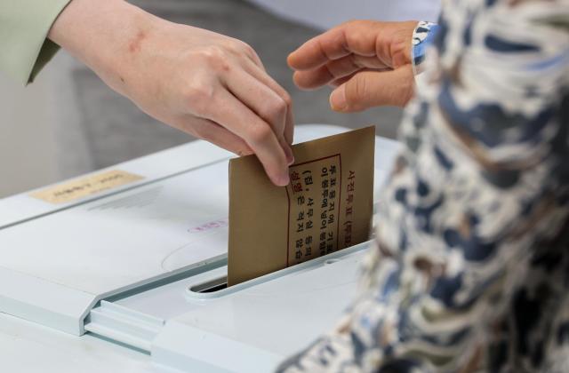 Early vote surge clouds DP landslide hopes as Korea heads into June 3 local elections