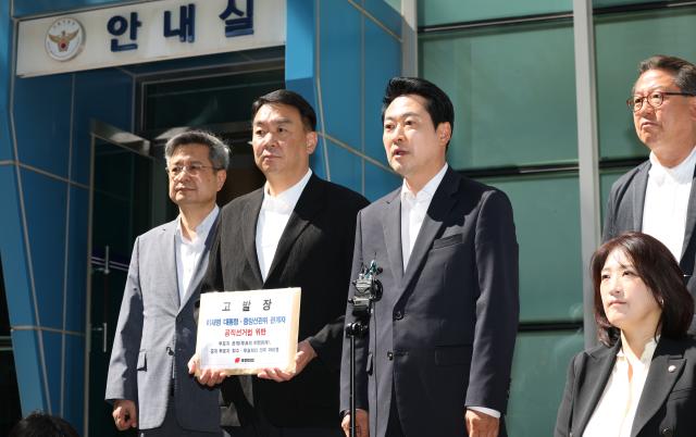장동혁 국민의힘 상임선거대책위원장과 박준태 김장겸 최보윤 의원 등이 30일 서울 종로구 서울경찰청 민원실에 이재명 대통령에 대해 공직선거법상 투표의 비밀침해죄 혐의로 고발장 제출에 앞서 발언하고 있다 사진연합뉴스