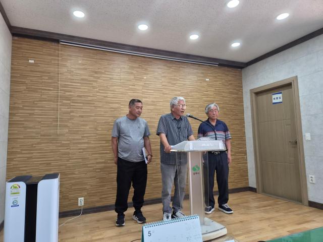 조환로 대한육견협회 윤견단체TF팀 팀장가운데이 성명서를 발표하고 있다