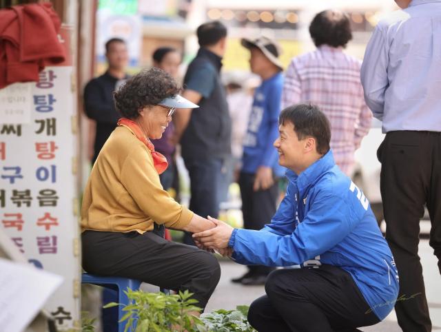 김영빈 더불어민주당 충남 공주·부여·청양 국회의원 보궐선거 후보는 5월 29일 아주경제와의 인터뷰에서 저 김영빈은 정치적 이득을 위해 지역구를 버리는 일은 결코 없을 것입니다라고 말했다 김영빈 후보 캠프 제공 