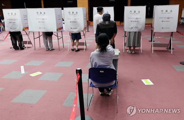 제9회 전국동시지방선거 사전투표 둘째 날인 30일 전북특별자치도청에 마련된 사전투표소에서 유권자들이 투표하고 있다사진연합뉴스