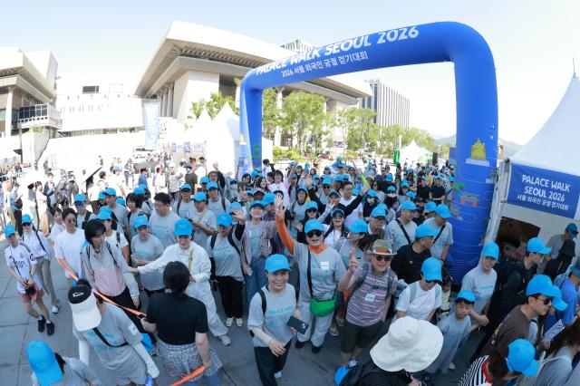 31일 오전 서울 광화문광장 놀이마당 일대에서 열린 2026 서울 외국인 궁궐 걷기대회에서 참가자들이 힘차게 출발을 하고 있다 20260531사진유대길 기자 dbeorlf123ajunewscom