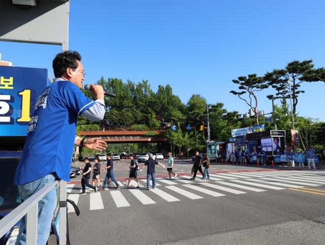 안민석 경기도교육감 민주진보 단일후보가 30일 오산 유세에서 시민들에게 경기교육 대전환을 호소하고 있다 사진안민석 후보