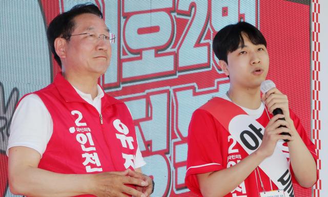 지난 24일 남동구 롯데백화점 사거리 유세에서 유정복 인천시장 후보와 아들 재호씨가 시민들에게 지지를 호소하고 있다 사진유정복 캠프