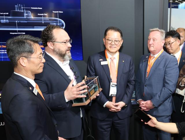 캐나다 오타와에서 열린 ‘CANSEC 2026’ 전시회에서 한화오션 김희철 대표왼쪽에서 세번째가 APMA 플라비오 볼페 회장왼쪽에서 두번째에게 잠수함 모형을 선물했다 사진한화오션