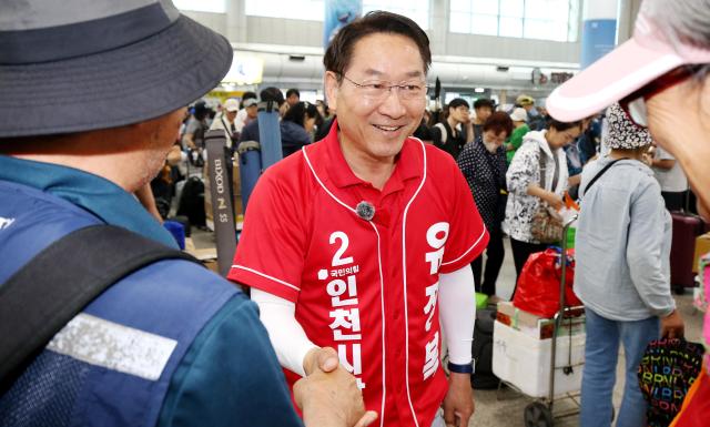 31일 유정복 인천시장 후보가 중구 인천연안여객터미널을 방문해 이용객들과 인사하며 지지를 호소하고 있다 사진유정복 캠프