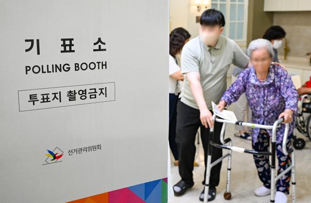 제9회 전국동시지방선거를 일주일 앞둔 27일 경기도 수원시 권선구 사과나무요양원에서 어르신이 거소투표를 하고 있다 연합뉴스