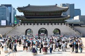 Thousands explore South Korean palaces during central Seoul walking event