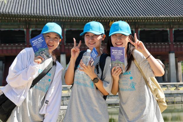 Participants of Palace Walk Seoul 2026 pose for a photograph at the Gyeongbokgung Palace in central Seoul on May 31 AJP Yoo Na-hyun