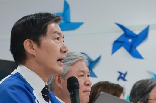 與 지도부와 틀어진 조국, 자기 정치에만 골몰