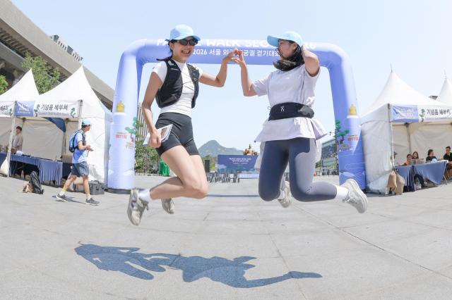 31일 오전 서울 광화문광장 놀이마당 일대에서 2026 서울 외국인 궁궐 걷기대회에서 1등으로 도착한 중국인 참가자 가오신잉Gaoxinying과 진즈잉Jinzhiying이 도착점을 배경으로 기념촬영을 하고 있다 20260531