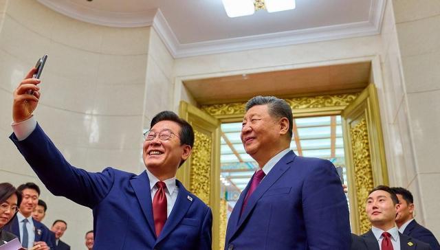 President Lee Jae-myung takes a selfie with Chinese President Xi Jinping during the Korea-China summit in Gyeongju last November.