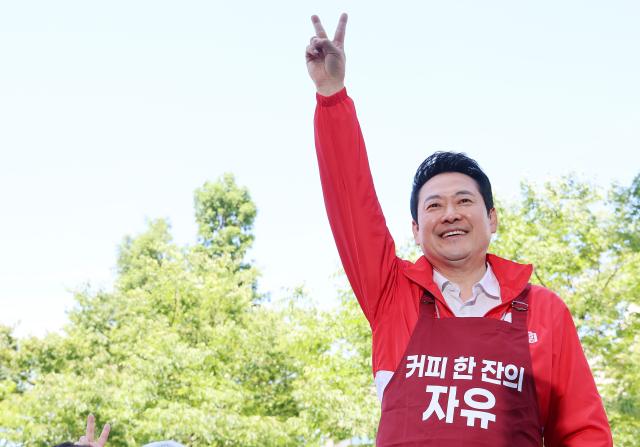 Jang Dong-hyuk, leader of the People Power Party, appeals for voter participation near Hongdae Station in Seoul on May 31. [Photo=Yonhap News]