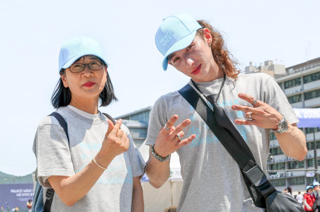 31일 오전 서울 광화문광장 놀이마당 일대에서 열린 2026 서울 외국인 궁궐 걷기대회에 참가한 외국인들이 포즈를 취하고 있다 사진유나현 기자 shootingajupresscom