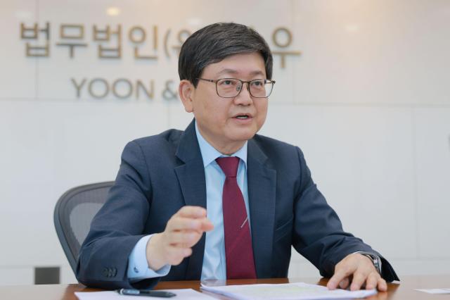 지난달 21일 법무법인 화우의 임서정 고문이 서울 강남구 삼성동 아셈타워에서 열린 아주초대석 인터뷰에서 노동 현안에 관한 자신의 생각을 밝히고 있다 사진유대길 기자 