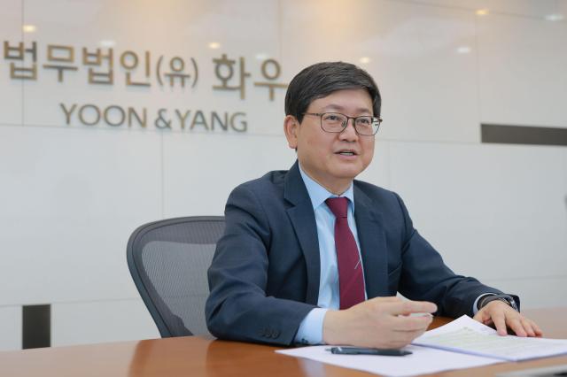 지난달 21일 법무법인 화우의 임서정 고문이 서울 강남구 삼성동 아셈타워에서 열린 아주초대석 인터뷰에서 노동 현안에 관한 자신의 생각을 밝히고 있다 사진유대길 기자