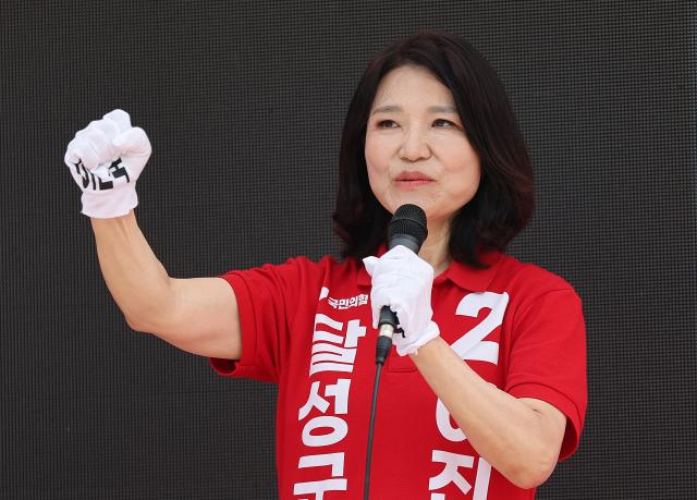 이진숙 국민의힘 대구 달성군 국회의원 후보가 지난 24일 대구 달성군 송해공원에서 유세하고 있다 사진연합뉴스