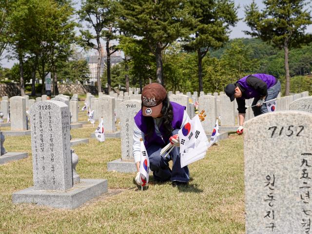효성 임직원들이 22일 동작구 국립서울현충원에서 묘역정화 활동을 하고 있다 사진효성