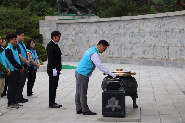 김성원 GS글로벌 대표가 현충원에서 분향하고 있다 사진GS