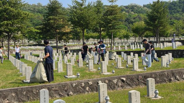 팬오션 임직원 자매결연 묘역 환경 정비 활동 사진팬오션