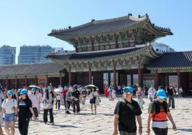 Thousands enjoy Seoul in early summer vibe through palace walking event 