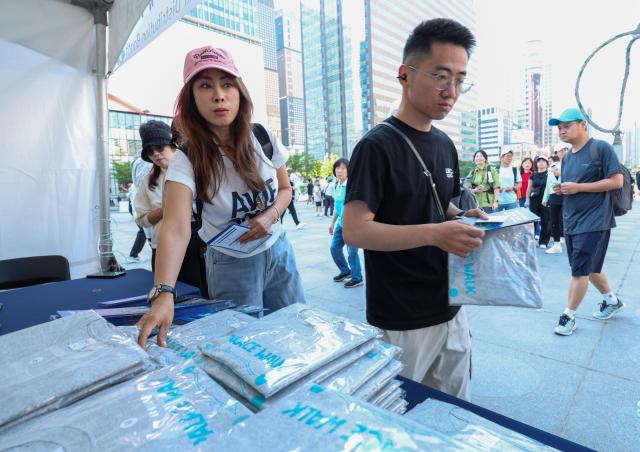 Participants of Palace Walk Seoul 2026 enter the Gyeongbokgung Palace in central Seoul on May 31 2026 AJP Yoo Na-hyun
