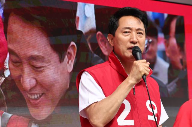 민의힘 오세훈 서울시장 후보가 1일 서울 광화문역 인근에서 출근 인사를 하고 있다 사진연합뉴스