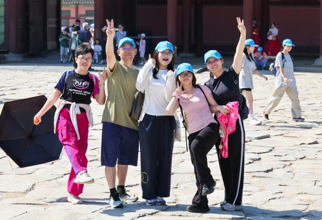 Participants of Palace Walk Seoul 2026 enter the Gyeongbokgung Palace in central Seoul on May 31 2026 AJP Yoo Na-hyun
