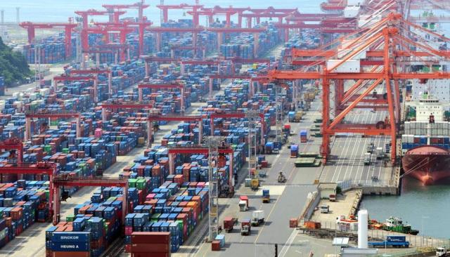 South Koreas exports hit record high in May on strong AI chip demand