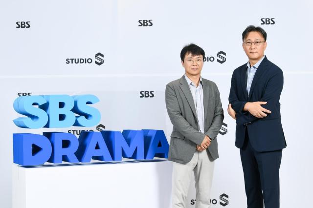 홍성창 스튜디오S 대표왼쪽와 김기슭 SBS 편성실장 사진SBS