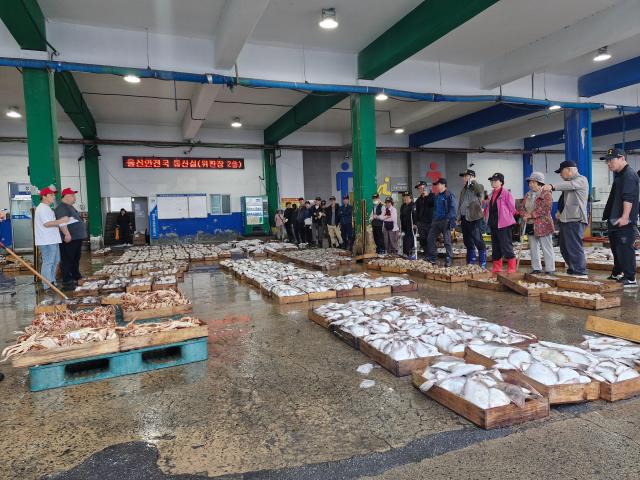 울산 동구 방어진항 어판장의 경매진행 모습 사진정종우 기자 