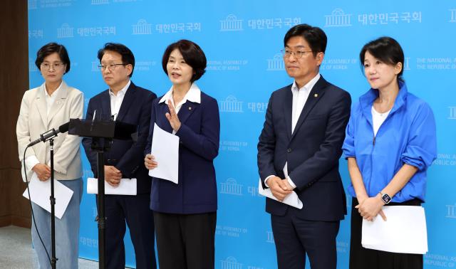 김부겸 더불어민주당 대구시장 후보 캠프 권칠승 공동선대위원장왼쪽 두 번째을 비롯한 대구 경북 출신 의원들이 1일 국회 소통관에서 김부겸 후보 지지를 호소한 뒤 기자들의 질문에 답하고 있다 왼쪽부터 임미애 권칠승 한정애 박해철 이재정 의원 사진연합뉴스