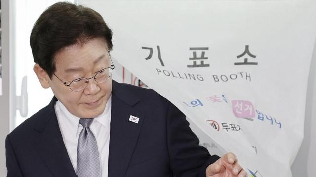 이재명 대통령이 제9회 전국동시지방선거 사전투표 첫날인 지난달 29일 서울 종로구 삼청동 주민센터에 마련된 사전투표소에서 투표를 마친 뒤 기표소에서 나오고 있다 사진연합뉴스