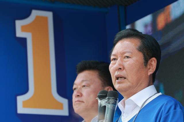 정청래 더불어민주당 대표오른쪽가 1일 충북 괴산군 자갈자갈공동체센터 앞에서 이뤄진 후보자 지원 유세에서 차분하게 발언하고 있다 사진연합뉴스