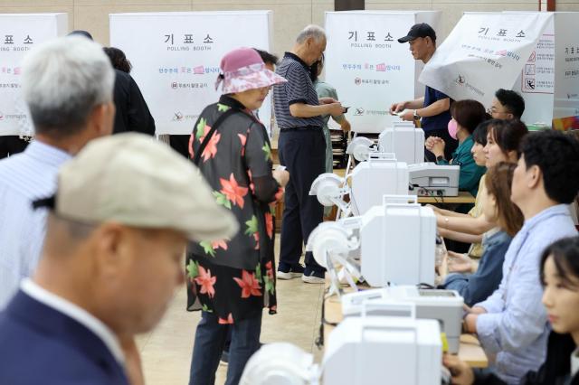 Voters cast their ballots at an early voting station set up on the third floor of the Usan-dong Administrative Welfare Center in Gwangsan District Gwangju on the second day of early voting for the 9th nationwide local elections on May 30 2026 Yonhap 