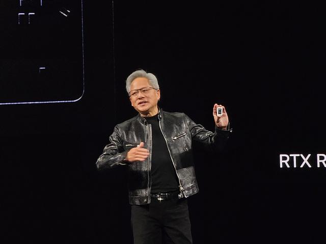 젠슨 황 엔비디아 최고경영자CEO가 1일현지시간 대만 타이베이에서 열린 GTC 타이베이 기조연설에서 AI용 PC용 칩 N1X를 선보이고 있다 사진연합뉴스