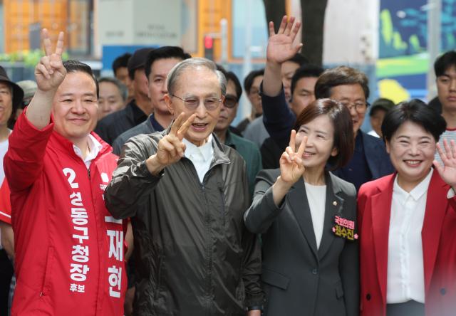 Former President Lee Myung-bak poses during a campaign rally in support of People Power Party candidates at Seoul Forest in Seongdong-gu Seoul on June 1 ahead of the June 3 local elections