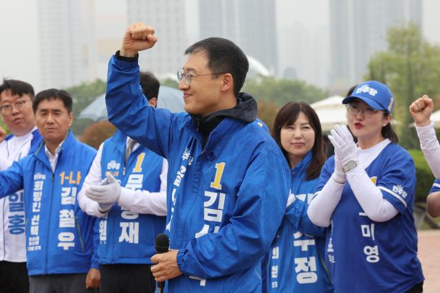 Kim Sang-wook the Democratic Party candidate for Ulsan mayor appeals for support during a campaign kickoff event held by the Democratic Party at Taehwagang National Garden in Jung-gu Ulsan on May 21 the first day of the official campaign period for the June 3 local elections Yonhap 