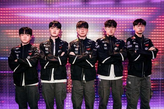 2위 확정과 함께 LCK MSI 대표 선발전 3라운드에서 한화생명e스포츠 만나는 T1 왼쪽부터 도란 최현준 선수 오너 문현준 선수 페이커 이상혁 선수 페이즈 김수환 선수 케리아 류민석 선수가 기념 사진을 찍고 있다 사진LCK