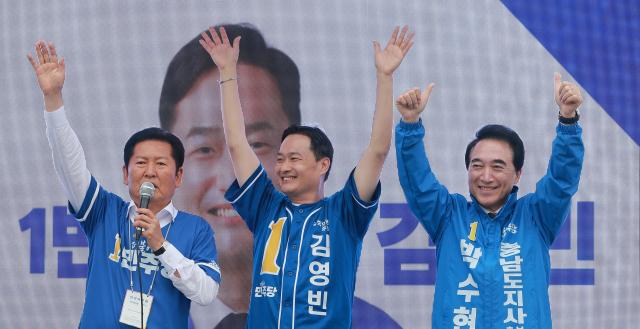 Jung Chung-rae left leader of the Democratic Party of Korea campaigns for Park Soo-hyun right the party’s candidate for South Chungcheong governor and Kim Young-bin center the party’s candidate in the parliamentary by-election for Gongju-Buyeo-Cheongyang at Gongjusanseong Market in Gongju South Chungcheong Province on May 21 Yonhap 