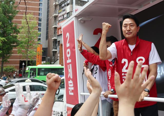 오세훈 국민의힘 서울시장 후보오른쪽가 1일 서울 롯데백화점 노원점 앞에서 지지를 호소하고 있다 사진연합뉴스