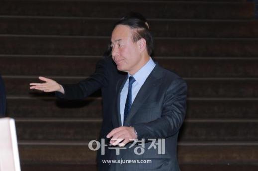 [포토] 호암상 시상식 참석하는 ​​​​​​​전영현 삼성전자 부회장