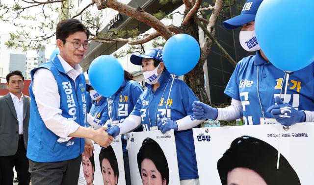 정원오 더불어민주당 서울시장 후보가 1일 서울 구로디지털단지 일대에서 유세 현장으로 향하며 선거운동원들과 인사하고 있다 사진연합뉴스