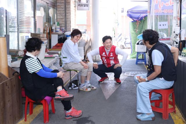 박용선 국민의힘 포항시장 후보가 시민들을 만나 소통 행보를 이어가고 있다 사진박용선 후보 선거사무소