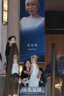 [포토] 대화 나누는 장한나 사장과 소프라노 조수미