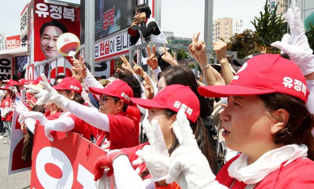 1일 미추홀구 주안역 일대 유세 현장에서 유정복 후보 선거운동원들이 브이V 표시를 하며 지지자들과 호흡하고 있다 사진유정복 캠프